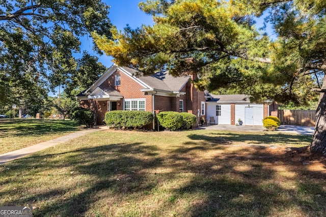 view of front of property featuring a front lawn