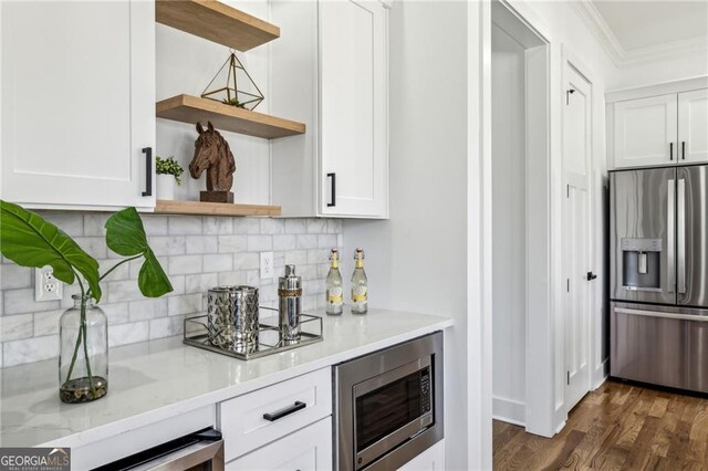 dining room featuring crown molding, dark wood-type flooring, beverage cooler, and ceiling fan