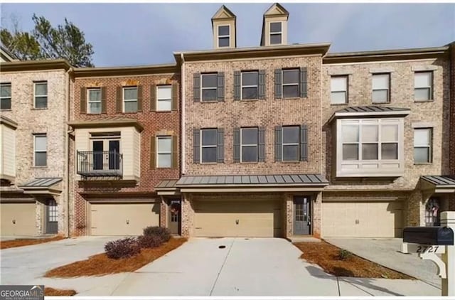 townhome / multi-family property featuring a garage