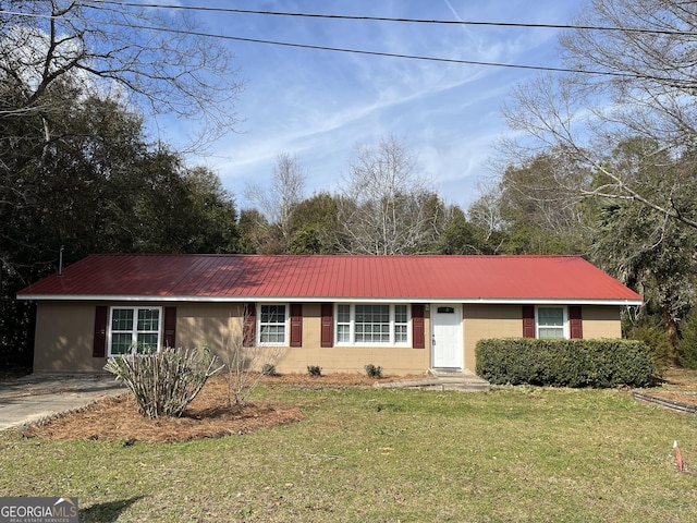 ranch-style home featuring a front lawn