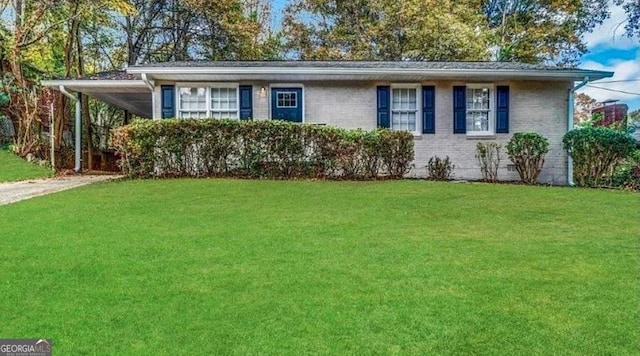 ranch-style home featuring a front lawn