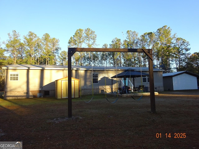 back of house featuring a storage shed