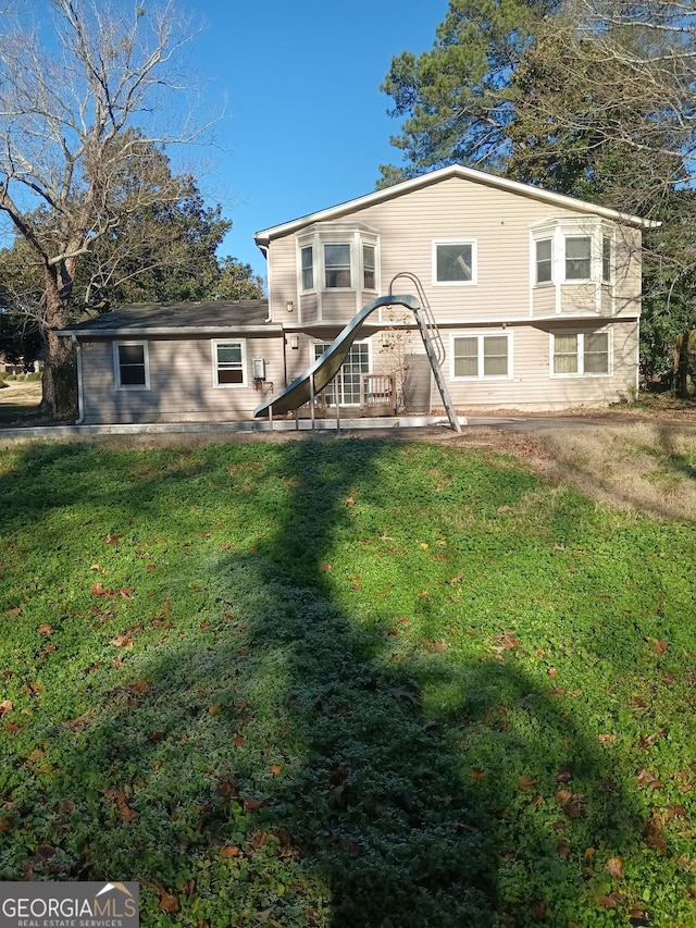 back of house featuring a yard