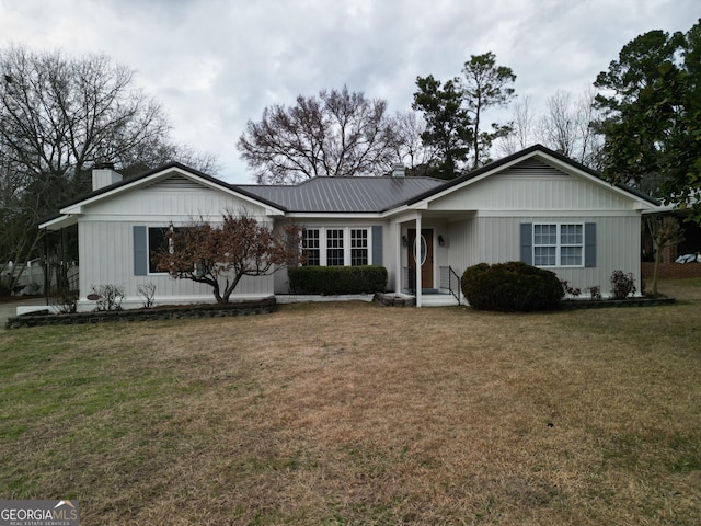 ranch-style home featuring a front lawn