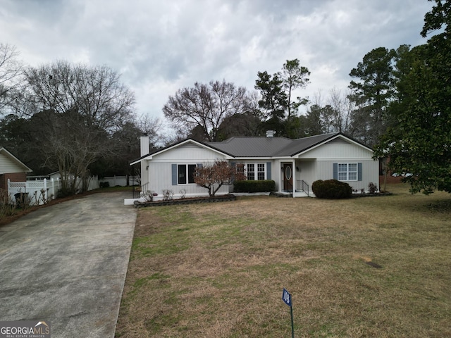 ranch-style home with a front yard