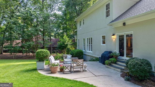 view of yard featuring a patio area