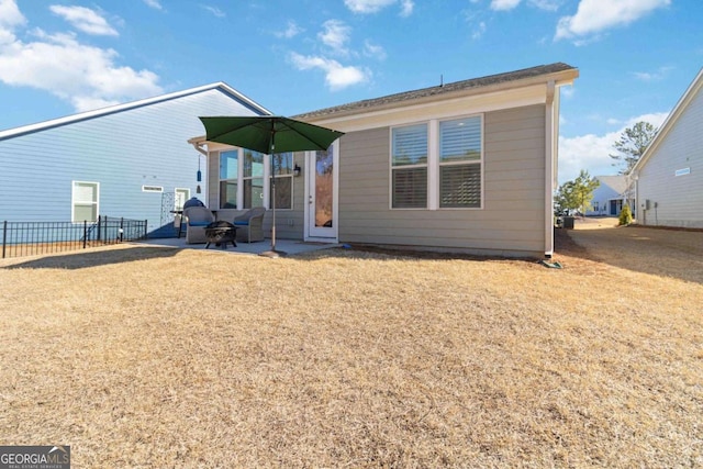 view of front facade featuring a patio area and a front lawn