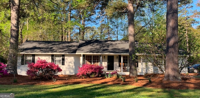 ranch-style home featuring a front yard