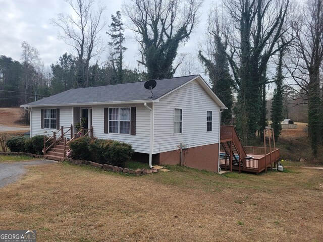 view of front facade featuring a front yard