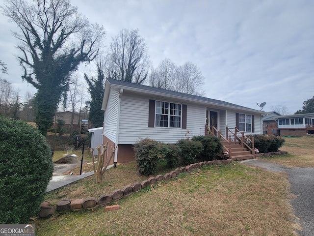 single story home featuring a front yard