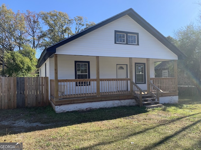 view of front facade featuring a front yard and covered porch