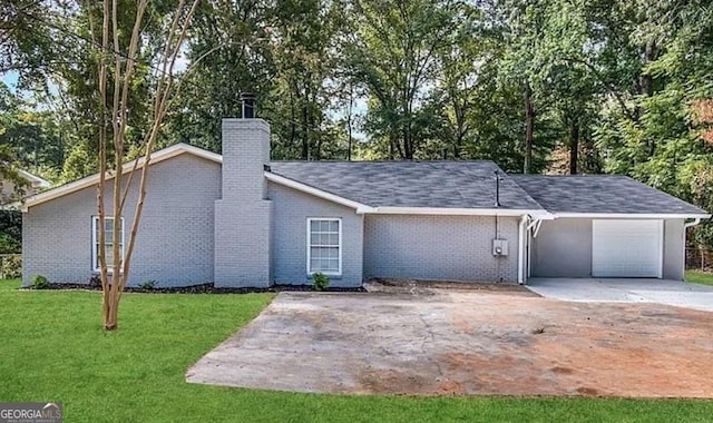 single story home featuring a garage and a front lawn