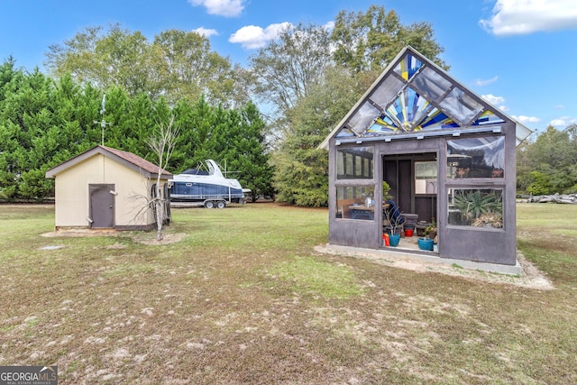 view of yard featuring an outdoor structure