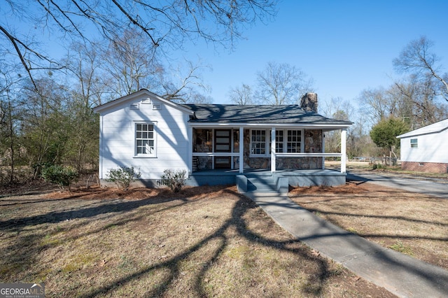 view of front of property featuring a porch and a front yard