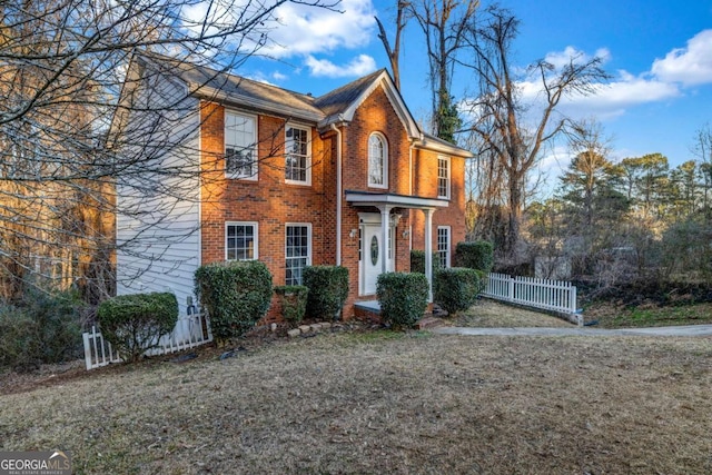 view of front of house featuring a front lawn