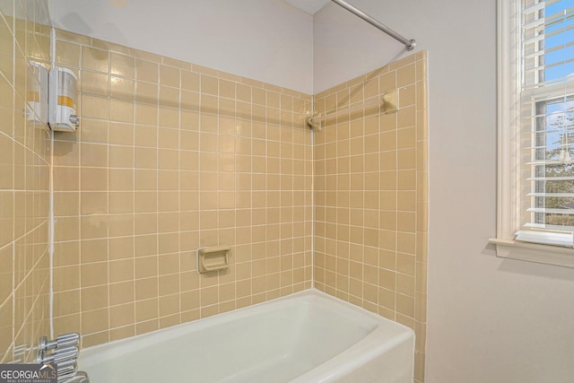 bathroom with tiled shower / bath combo