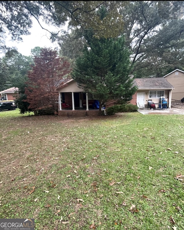 view of yard with a patio