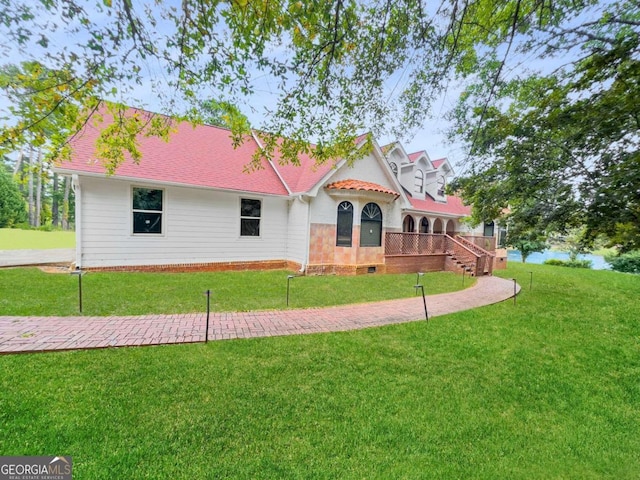 view of front of property featuring a front lawn