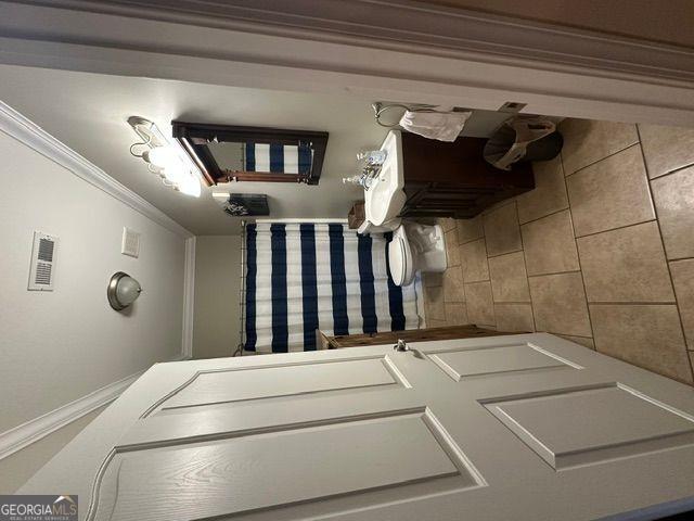 bathroom featuring ornamental molding