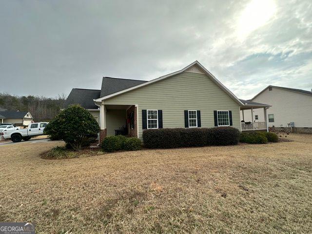 view of front facade with a front lawn