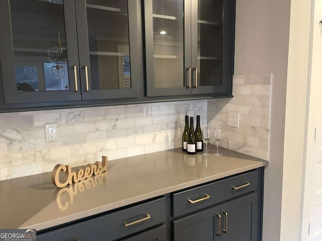 bar featuring backsplash