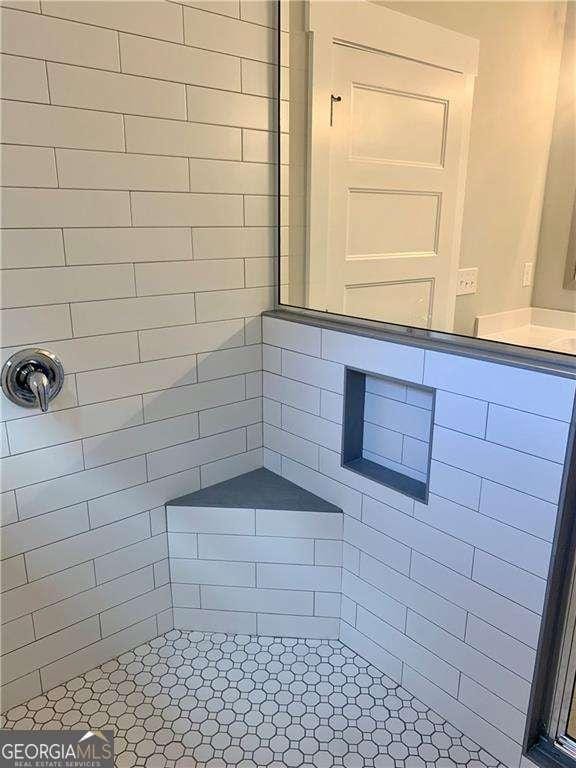 bathroom featuring a tile shower