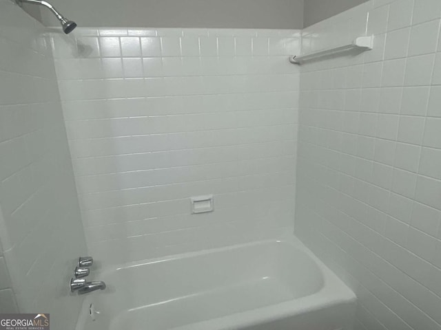 bathroom with tiled shower / bath combo