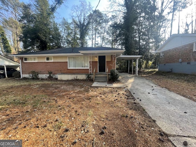 view of front of property featuring a carport