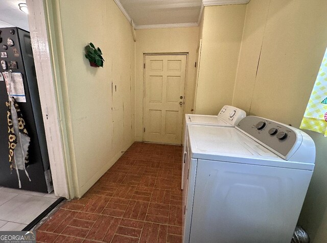 laundry area with crown molding and independent washer and dryer