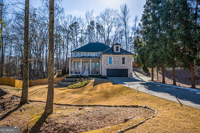 view of front facade featuring a garage and a front yard