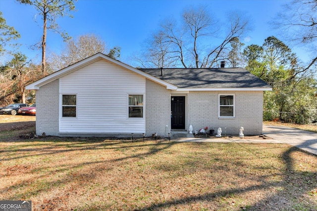 ranch-style house featuring a front lawn