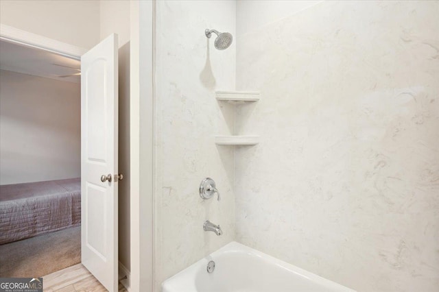 bathroom featuring tiled shower / bath