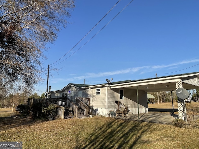 back of house featuring a lawn