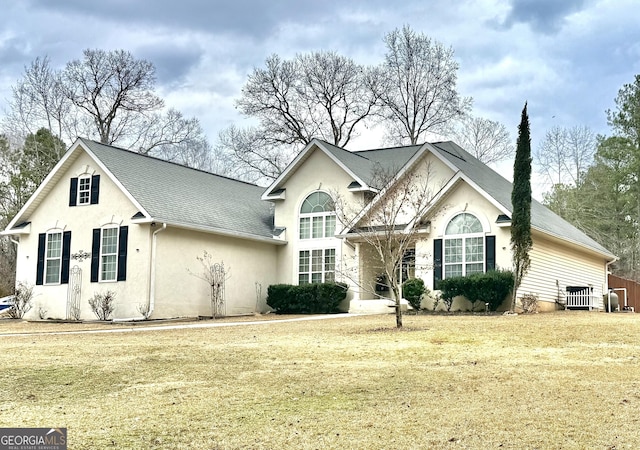 view of front of home with stucco siding and a front yard