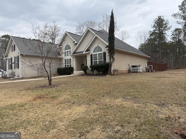 view of front of house featuring a front lawn