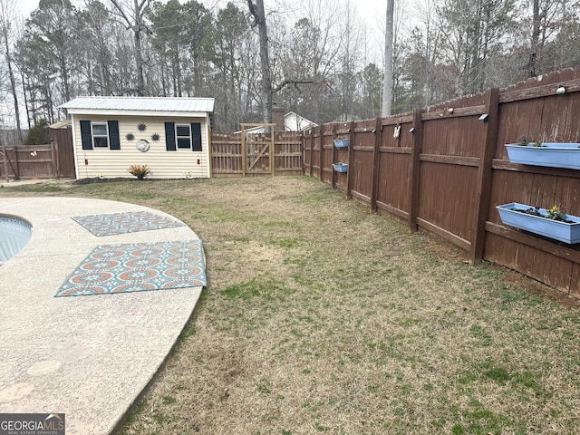 view of yard featuring an outdoor structure and a fenced backyard