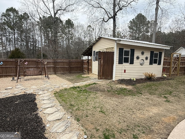 view of yard featuring an outbuilding