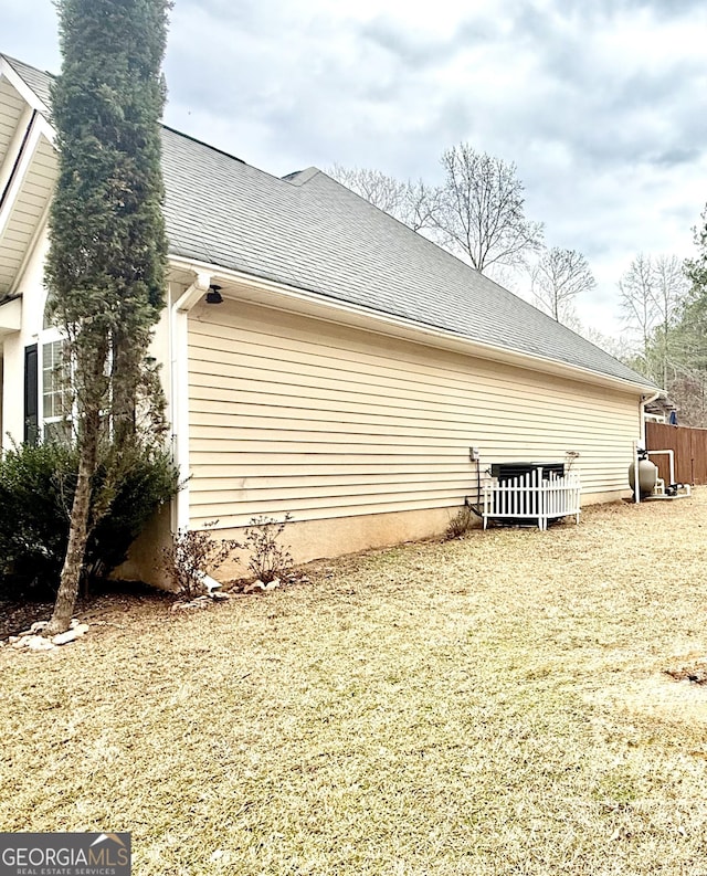 view of side of property featuring a shingled roof