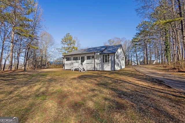 view of front of house featuring a front yard