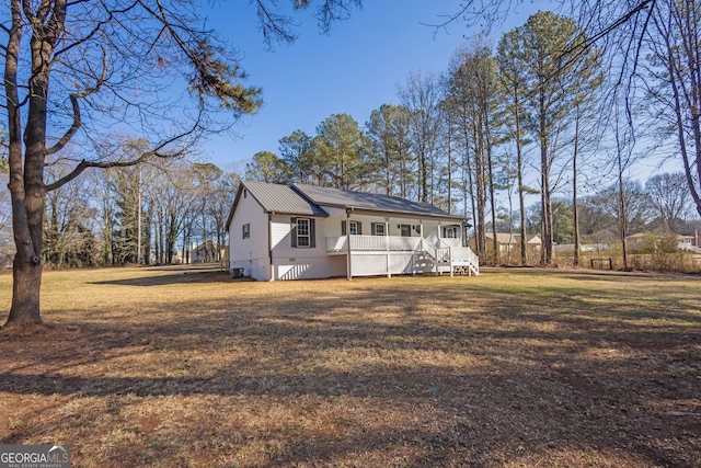 view of front of home featuring a front lawn