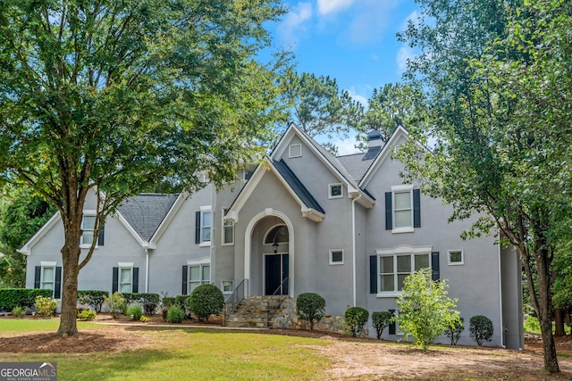 view of front facade with a front lawn