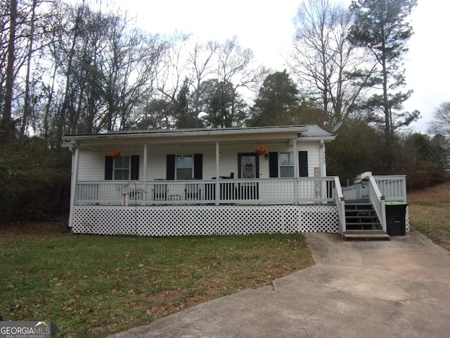 view of front of property featuring a porch and a front lawn