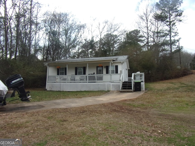 view of front facade featuring covered porch and a front yard