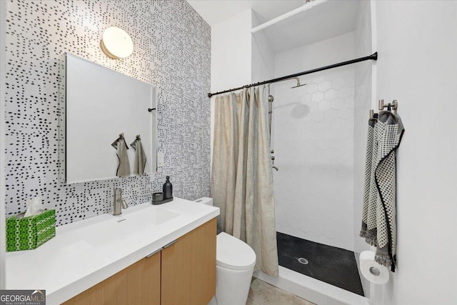 bathroom with vanity, backsplash, a shower with curtain, and toilet