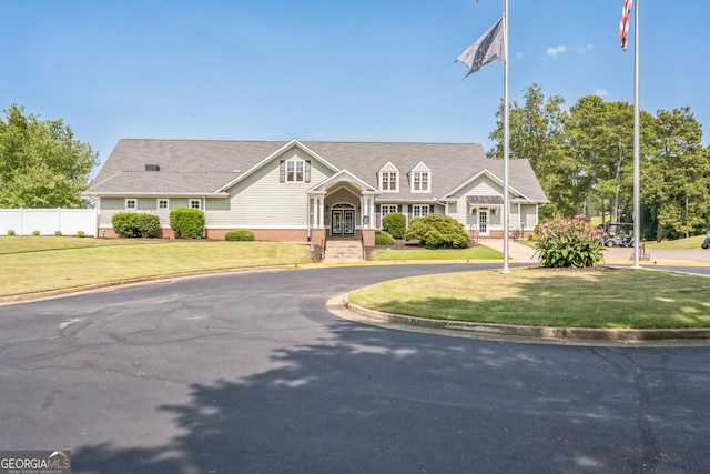 view of front of property featuring a front yard