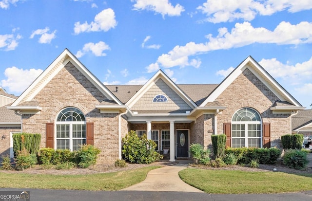 view of front of property featuring a front lawn