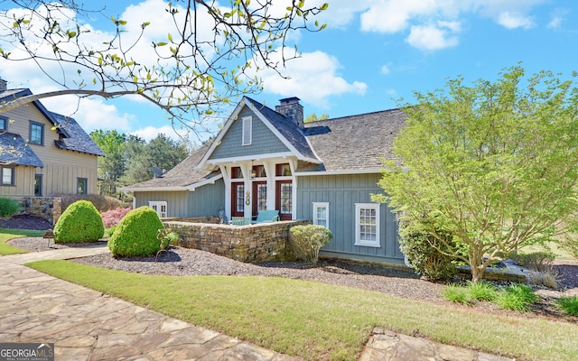 view of front of house featuring a patio and a front lawn