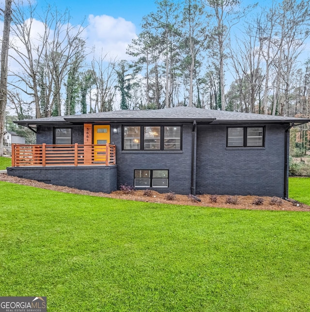 view of front of home with a front lawn