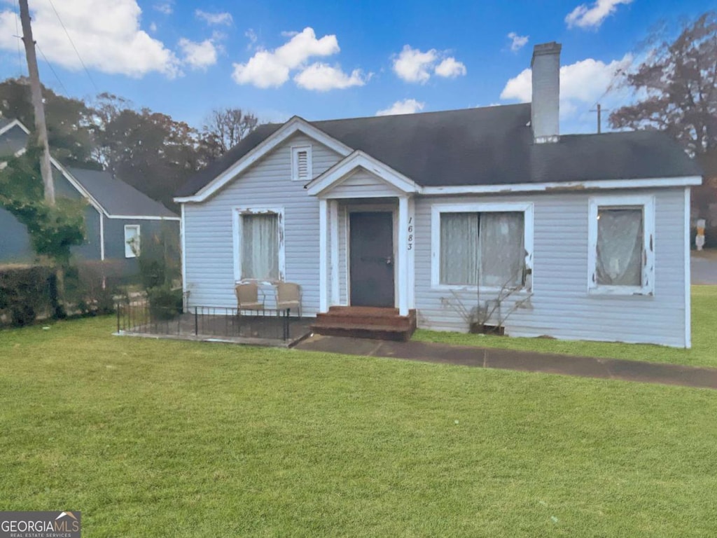 view of front of house featuring a front lawn