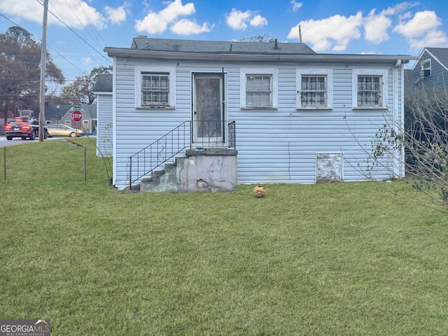 view of front of home featuring a front yard